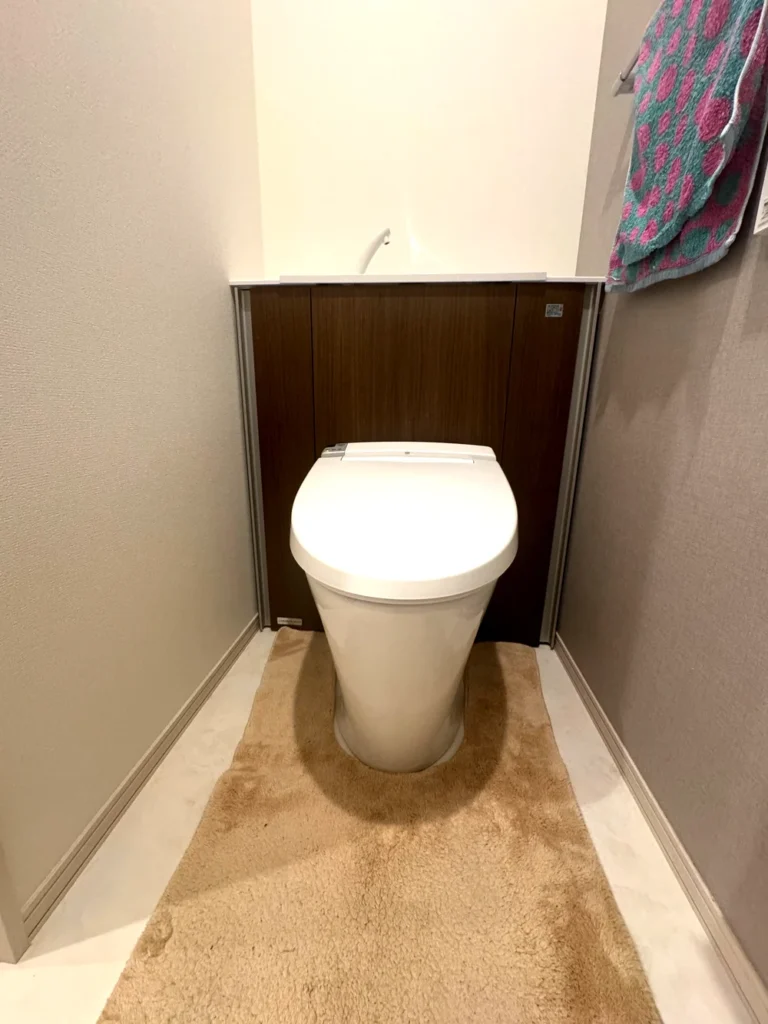 キャビネット付きトイレの画像